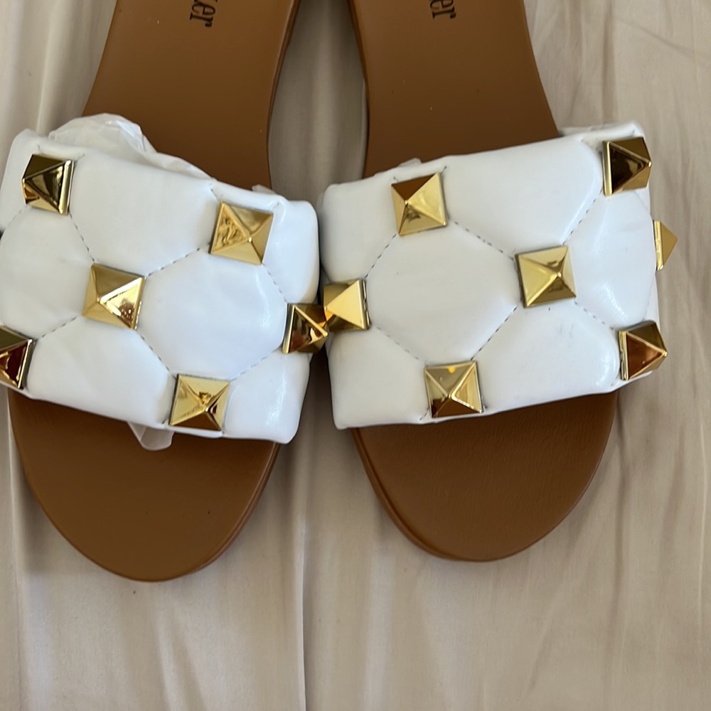 NIB Rockstud white sandals.